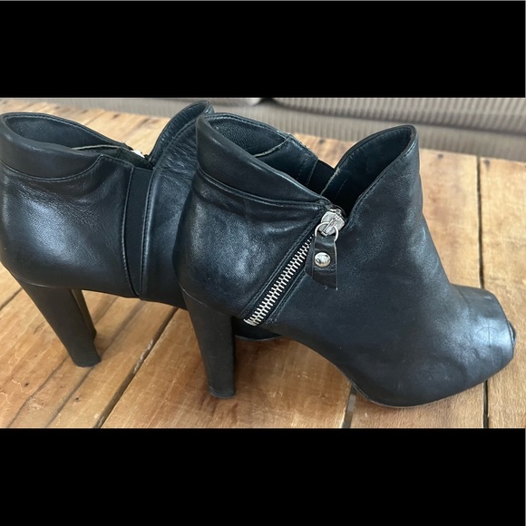 Stuart Weitzman Jump Peep-Toe Ankle Boot, Black-Size 8.5 - Picture 5 of 9